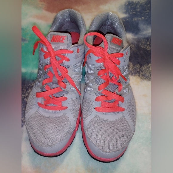 Woman's Nike Running Shoes - Picture 1 of 5